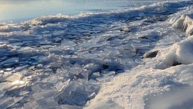 期待冰封下的赛里木湖了吗？ #新疆旅行推荐 #赛里木湖 #雪景