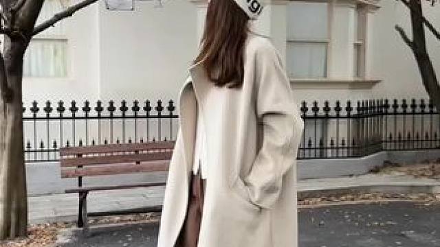 好看到猫咪都忍不住靠近我 自带温暖氛围感#大衣 #初冬穿搭