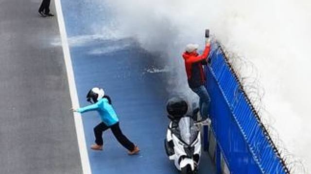 都说夫妻本是同林鸟，大浪一来…老公变“潮”人，老婆是真人！ #钱塘江大潮 #神龙摆尾 #夫妻日常