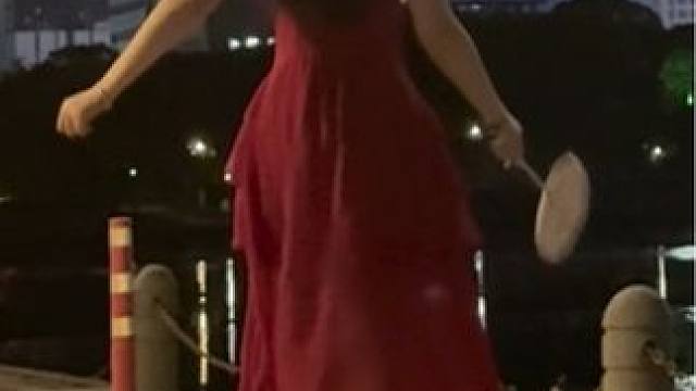 故事是怎么开始的呢…其实也就是刚好带了拍，碰巧带了球… 一晚上也就损失2个球，不多不少200块#羽毛