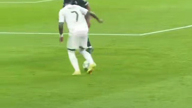 修斯闪转腾挪打门中柱，贝林厄姆补射破门。