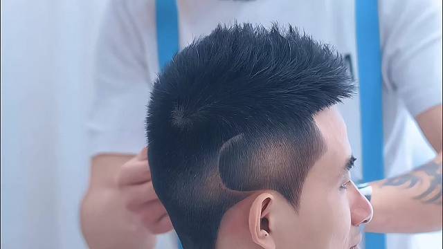 每一位顾客我都认认真真把头发剪好。常年招生。地址揭阳桥南柏顿公寓四楼，