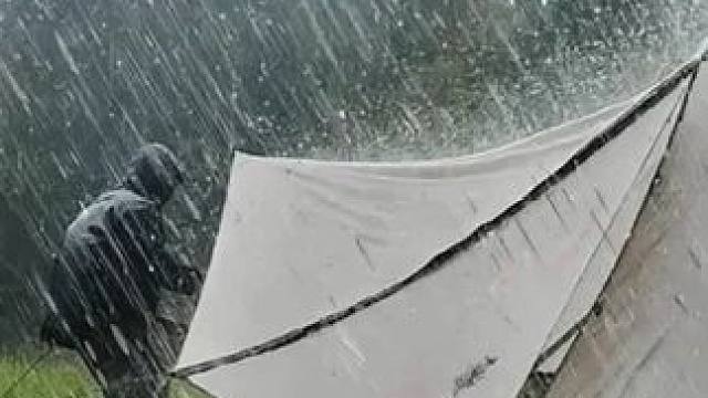 暴雨即将来临！大雨中露营