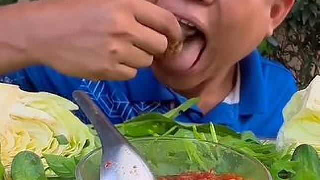 水煮小八爪配上剁椒辣酱️ #美食 #户外美食 #美食 #泰国美食 #内容启发搜索