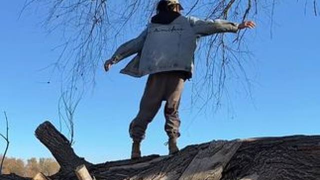 挑战新疆阿勒泰荒野搭建庇护所独居生存100天，第五天 #荒野生存 #野外生存 #野外搭建#荒野建造 