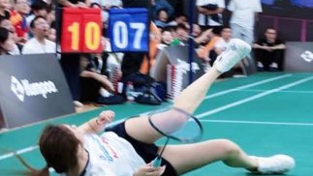 哎呀呀…被这左手秀到了 #羽毛球