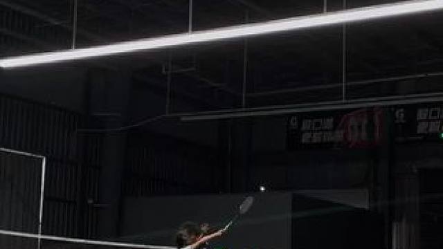 “如果他们都否定你，那我就加倍肯定你”今天10.25号 雨 老婆陪我练球！#羽毛球 #情侣