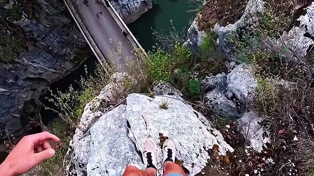 青春没有售价，疯狂就在当下 #极限运动 #尾崎八项 #悬崖跳水 #危险动作禁止模仿