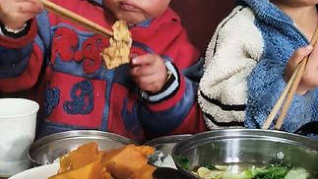 今天炒了好几个菜吃。#农村孩子