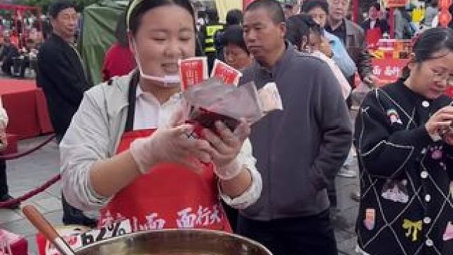 胖妹今天10点-14点在成都宽窄巷子做免费试吃！