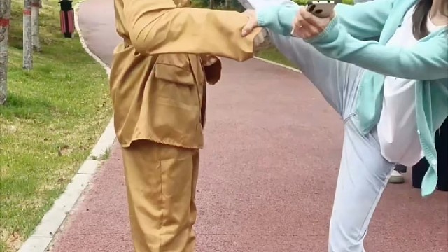 没力气跟人争辩，也没勇气说崩溃，就对着机器人打一会儿，好像这样，心里的石头能轻一点。