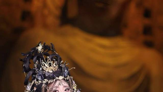 你憔悴 我替你明媚