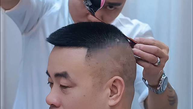 每一位顾客我都认认真真把头发剪好。常年招生。地址揭阳桥南柏顿公寓四楼，