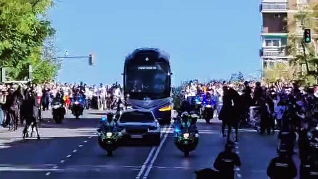 国家德比排面拉满，皇马大巴车出发伯纳乌，多匹马开路