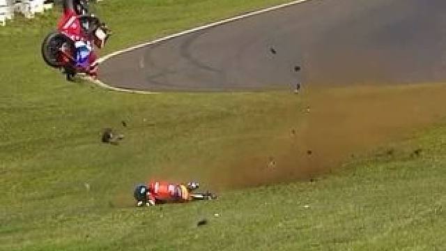 论骑行服的安全重要性 摩托车空中翻两圈 骑手却安然无恙 #摩托车 #机车