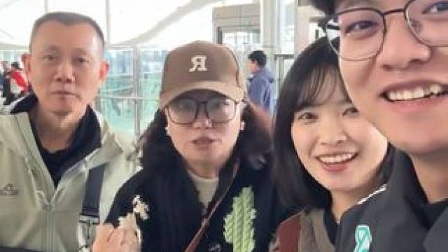 没想到这个谎言这么快就被戳穿了 #情侣日常 #vlog日常 #带父母旅行