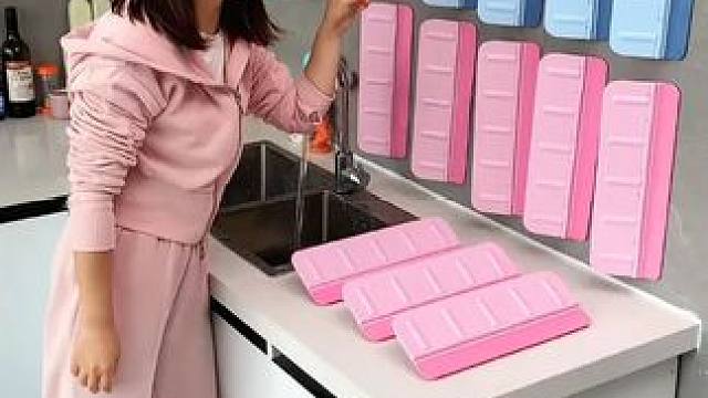 折叠挡水板置物架 在厨房洗碗池边放上这个吸盘挡水板，刷锅洗碗就不会弄得台面湿哒哒的，放在台面洗衣服也