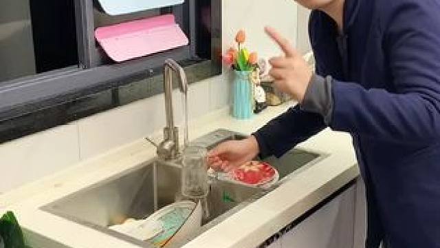 折叠挡水板置物架 在厨房洗碗池边放上这个吸盘挡水板，刷锅洗碗就不会弄得台面湿哒哒的，放在台面洗衣服也