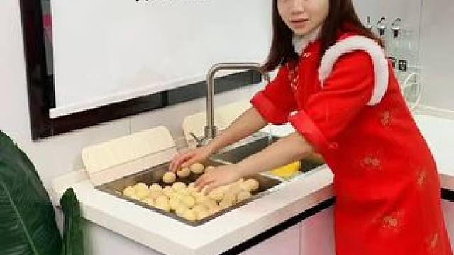 折叠挡水板置物架 在厨房洗碗池边放上这个吸盘挡水板，刷锅洗碗就不会弄得台面湿哒哒的，放在台面洗衣服也