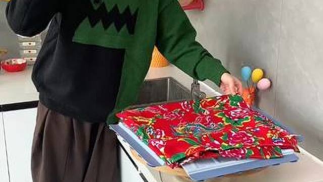 折叠挡水板置物架 在厨房洗碗池边放上这个吸盘挡水板，刷锅洗碗就不会弄得台面湿哒哒的，放在台面洗衣服也