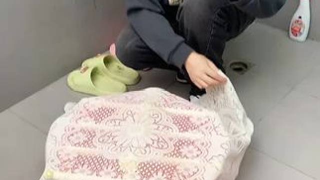 吸盘伸缩拖鞋架 不用打孔粘胶就能上墙固定的拖鞋架，可伸缩的设计，足够收纳全家人的拖鞋，不占地方，还能