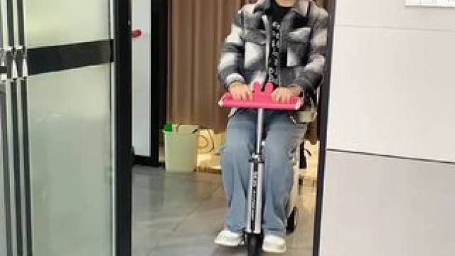 兔耳伸缩拖鞋架 #可伸缩毛巾架  收纳毛巾不占空间，还是个#可伸缩拖鞋架 拖鞋上墙不积水，卫生间干净