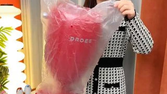 高脚杯垃圾桶 闺蜜来我家，一眼就看上了我这个像高脚杯摆件的垃圾桶，说我网购的这两个高脚杯垃圾桶太有创