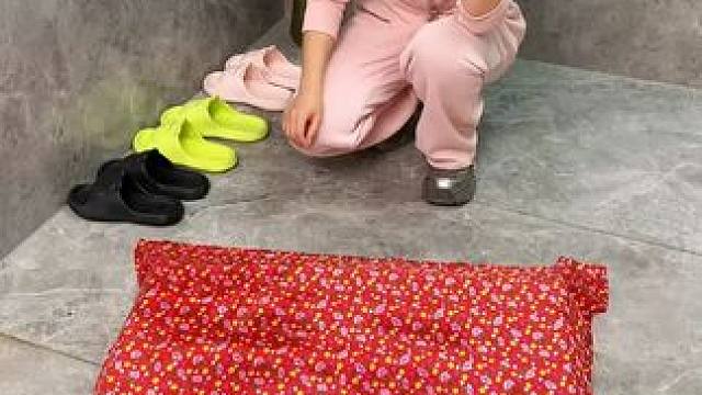 吸盘伸缩拖鞋架 不用打孔粘胶就能上墙固定的拖鞋架，可伸缩的设计，足够收纳全家人的拖鞋，不占地方，还能