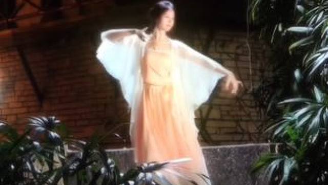 兰花指捻红尘似水 