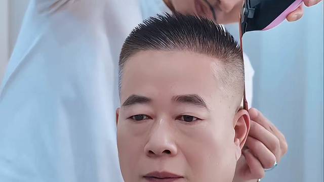 每一位顾客我都认认真真把头发剪好。常年招生。地址揭阳桥南柏顿公寓四楼，