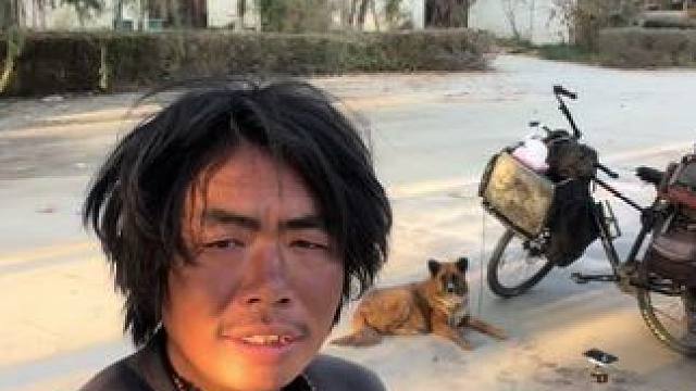 在叶城郊外找了一个小公园露营，静等钻石生小狗了