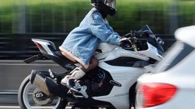 时隔一个多月，西安的摩友也是盼到太阳了 #机车摄影 #重型机车 #女骑 #西安机车街拍 #南门追焦