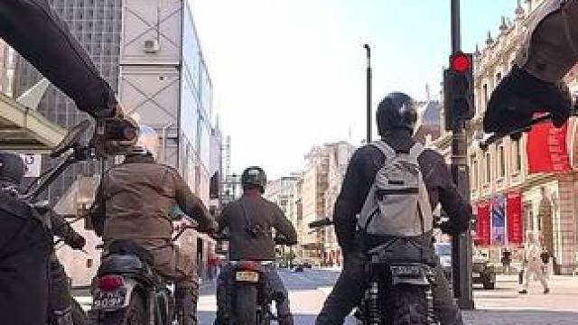 伦敦街头,约上老友骑着老车,健康的机车文化
#复古机车 #复古穿搭 #机车文化 #禁摩 #伦敦街头