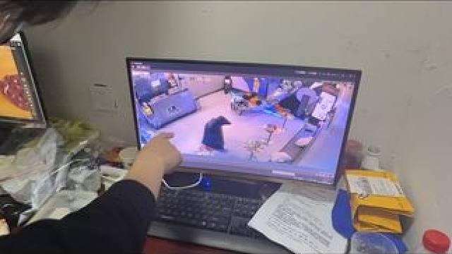 开密室的同行小心了，怎么有这种人… 前台去复位了没人，你看这个顾客，真的服了…
#监控下的一幕