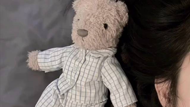 穷是穷了点，但我还是自己睡张床，不像有些人两个人挤一张还一男一女的～