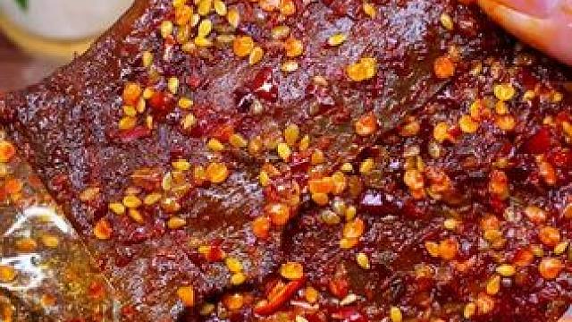 经过先卤后烤，卤的丝丝入味，好吃还不用吐骨头#追剧小零食 #零食推荐 #吃货必备