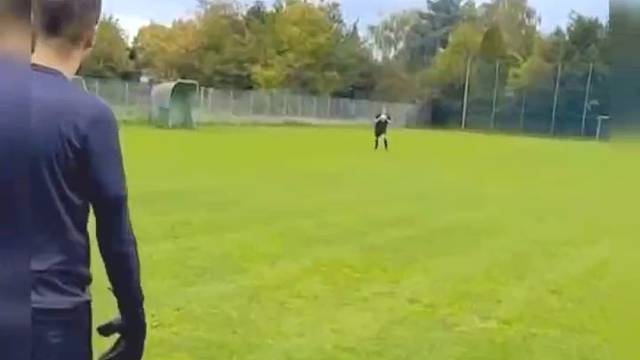 业余门将有几个不是为了这几脚长传的舒适感 #足球#