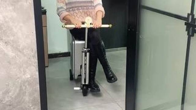 吸盘伸缩拖鞋架 不用打孔粘胶就能上墙固定的拖鞋架，可伸缩的设计，足够收纳全家人的拖鞋，不占地方，还能