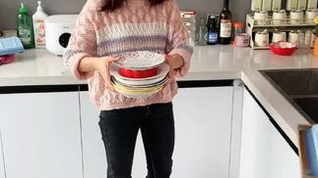 折叠挡水板置物架 在厨房洗碗池边放上这个吸盘挡水板，刷锅洗碗就不会弄得台面湿哒哒的，放在台面洗衣服也