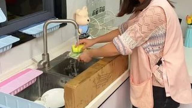 折叠挡水板置物架 在厨房洗碗池边放上这个吸盘挡水板，刷锅洗碗就不会弄得台面湿哒哒的，放在台面洗衣服也