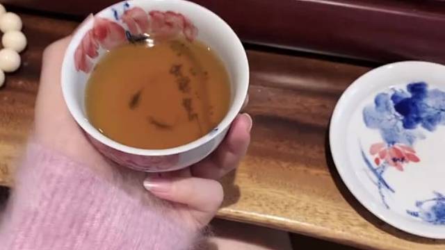 外面的风在敲窗，我的手心有个小小的太阳。这杯红茶，敬所有在冬日里安静坚持的人。