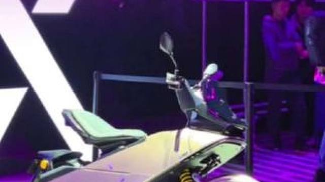 有点儿异类，有点儿潮酷，骑上还能称体重，零际首款电动摩托车X7发布。