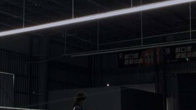 我的人生中有漫长的雨季 在这沥沥小雨中我看到了刺破乌云的光.10月28号 晴 她陪我练球但我发现她比