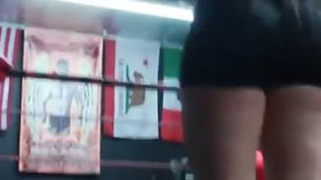 美国男女混合摔跤赛开始了，女选手毫不示弱上来就打，结果太意外 #健身 #拳击与格斗 #热血 #搏击格