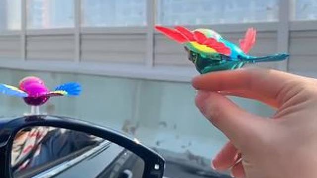 伴飞小鸟 我也有一只跟着我飞的小鹦鹉啦，快艾特你的男盆友给你买#汽车装饰品  #汽车好物推荐  #汽