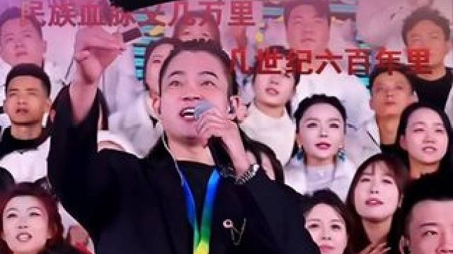 现场演唱《天地龙鳞》，
