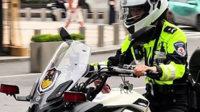 杭州万象城偶遇四季青女骑在教新女交警怎么引导交通，虽然戴着头盔，但颜值超级好