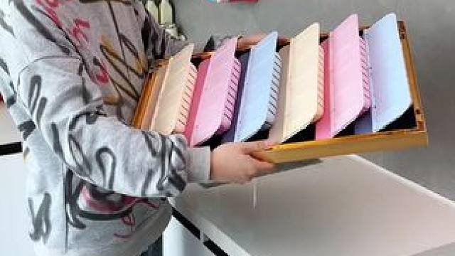 折叠挡水板置物架 在厨房洗碗池边放上这个吸盘挡水板，刷锅洗碗就不会弄得台面湿哒哒的，放在台面洗衣服也