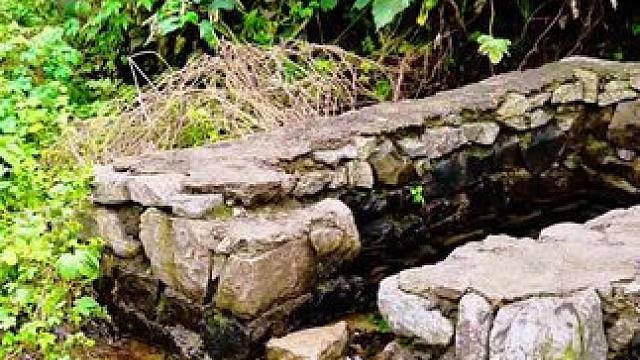 #农村生活#山村行#莱芜篇，走进进车南峪村(8)清泉流不竭，潺潺入我耳。山顶云彩密，绿树拂溪岸。(车