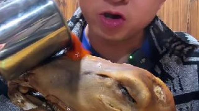 大口吃肉感觉真好
